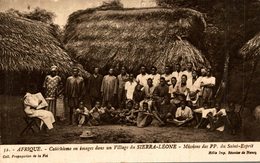 CATECHISME EN IMAGES DANS UN VILLAGE DU SIERRA LEONE MISSION DU SAINT ESPRIT - Sierra Leone