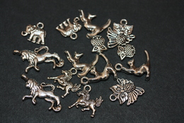 Lot De Charms Pendentifs Pour Bijouterie Fantaisie (lion, Cheval, Hibou, Chat, ...) - Hangers