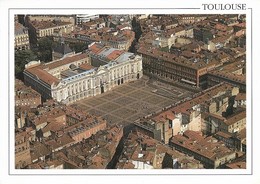 31 Toulouse Vue Aérienne De La Place Du Capitole (2 Scans) - Toulouse