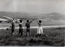 Photo Au Revoir à L'aéroport,début Années 60 En Italie,format 13/18 - Luftfahrt