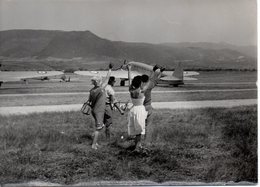 Photo Au Revoir à L'aéroport,début Années 60 En Italie,format 13/18 - Luftfahrt