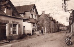 CPA, Couptrain, Rue De Mayenne, Animée, Motocyclette - Couptrain