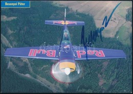 Besenyei Péter(1956-) Műrepülő Pilóta Aláírása Egy Red Bull Air Race-es Kártyán - Altri & Non Classificati