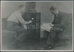 Cca 1920-1930: Martin Djemil (?-?): Rádió Előtt, Trükkfotó, 12x17 Cm. - Sonstige & Ohne Zuordnung