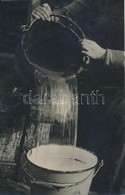Cca 1930 Csöbörből Vödörbe, Jelzés Nélküli Régi Fotó, 26x17 Cm - Andere & Zonder Classificatie