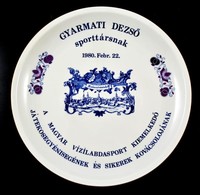 Gyarmati Dezső (1927-2013) Olimpiai Bajnok Vízilabdázó Részére Készített Egyedi Porcelántál. Hódmezővásárhely Város Képé - Altri & Non Classificati