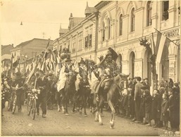 1939 A Beregszászi Bevonulás Díszünnepéllyel, Elől Szalkai Ferenc Ludovikás Százados, MFI Fotó Korabeli üvegezett Keretb - Other & Unclassified