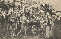 ** T2/T3 1918 Budapest, Rémi Kávéház, Az Őszirózsás Forradalom Emlékére, őszirózsás Katonák Csoportképe / Soldiers Weari - Zonder Classificatie