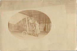 ** T2 ~1905 Vintage Repülőgép Hangárban Pilótával / Vintage Aircraft With Pilot. Photo - Ohne Zuordnung