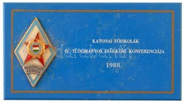 1988. 'Katonai Főiskolák IV. Tudományos Diákköri Konferenciája 1988.' Festett Fém Lemezen 'Rendőrtiszti Főiskola' Zománc - Zonder Classificatie