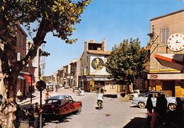 MARIGNANE - Place De La République Et Gare Routière - Automobiles - DS Rouge Citroën - Horloge - Grand Bar Du Centre - Marignane