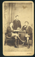 PEST 1869. Weissböck : Érdekes Társaság Az Asztalon Koponya, Valószínűleg Hallgatók, Ritka Visit Fotó - Andere & Zonder Classificatie