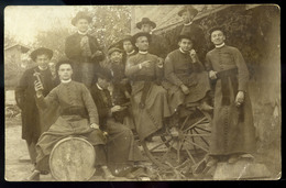 VÁC 1908. Mulatozó Papnövendékek , Cigi, Bor Stb. érdekes Fotó, Képeslap / VÁC 1908 Future Priests Having Fun Cigarette  - Hongarije