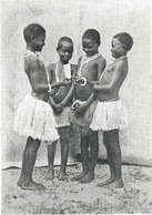 Missions Des Pères Maristes Archipel Des Salomons Enfants Contemplant Leur Portrait - Solomon Islands