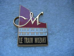 Pin's Du Train Mozart. Piano - Musique