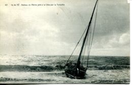 N°73441 -cpa île De Ré -bateau De Pêche Jeté à La Côte Par La Tempête- - Fishing Boats