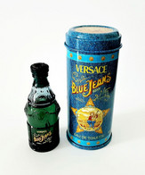 Miniatures De Parfum  BLUE JEANS De  GIANNI VERSACE  EDT   7.5  Ml    +  BOITE MÉTAL - Miniatures Hommes (avec Boite)