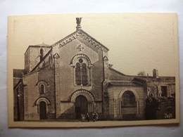 Carte Postale Clisson (44) Eglise De La Trinité Et Monument Aux Morts ( Petit Format Noir Et Blanc Non Circulée ) - Clisson