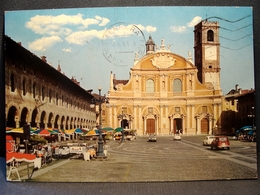 (FG.O43) VIGEVANO - PIAZZA DUCALE, IL DUOMO, Auto Cars Voitures Fiat (PAVIA) Viaggiata 1983 - Vigevano