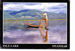 MYANMAR (ex- Birmanie) Pêcheur Typique Sur Le Lac Inle, Pirogue, 1980 Environ - Myanmar (Burma)