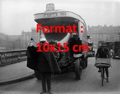 Reproduction Photographie Ancienne D'un Agent De La Circulation Devant Un Bus Parisien Ligne AI Gare St-Lazare 1930 - Unclassified