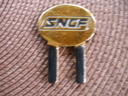 INSIGNE METAL ANCIEN DE CASQUETTE CONTROLEUR SNCF TRAIN CHEMIN DE FER - Autres & Non Classés