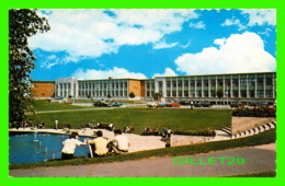 SHERBROOKE, QUEBEC - LE CAMPUS DE L'UNIVERSITÉ DE SHERBROOKE - ANIMÉE - CIRCULÉE EN 1971 - Sherbrooke