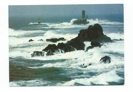 17038 -TEMPÊTE AU PIED DU  PHARE DE LA VIEILLE - POINTE DU RAZ   (FINISTERE) - Phares