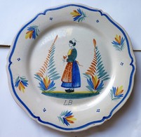 RARE ANCIENNE ASSIETTE HENRIOT QUIMPER (LB) N°126 : Femme Bouquet De Fleurs 24cm  BE - Quimper/Henriot (FRA)