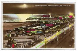 Real Colour Photo Postcard, Great Yarmouth At Night, Promenade And Bathing Pool. Street, Cars, People. - Great Yarmouth