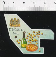 Magnet Le Gaulois Carte Géographique Département Moselle Liqueur De Mirabelle Clafoutis Orgues Cathédrale Metz 01-mag2 - Magnets