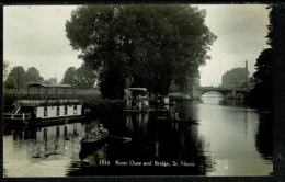 Ref 1302 - Real Photo Postcard - Houseboats & Bridge On River Ouse St Neots Cambridgeshire - Otros & Sin Clasificación