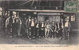 71-MONTCEAU-LES-MINES-SUR LE PUITS MAUGRAND , MINEURS ATTENDANT LA DESCENTE - Montceau Les Mines