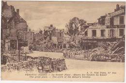 80 - PERONNE (Somme) - La Grand' Place - Oeuvre Des Bandits Du Kaiser - Peronne