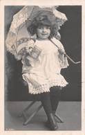 Carte Postale Fantaisie Enfant-Jeune-Fille-Young-Girl-Child Woman-Kind-Ombrelle-Chope De Bière TOP PHOTO - Portraits