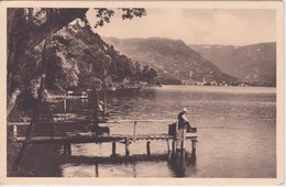 01 - NANTUA -  PECHEUR A LA LIGNE SUR LE LAC - Nantua