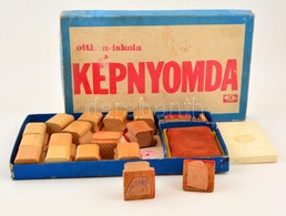 Retro Képnyomda Játéknyomda, Eredeti Foltos, Kopott Papírdobozában, Párnával, 18 Db Fa Nyomódúccal, Hiánnyal. - Otros & Sin Clasificación