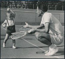 Gulyás István (1931-2000) Teniszező Kisfiával, Sajtófotó, Pecséttel Jelzett, 13×14,5 Cm - Autres & Non Classés