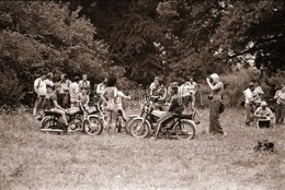 Cca 1983 Bugyi Nélkül Az Erdőben, Motorosokat  Stoppolni Veszélyes, Szolidan Erotikus Felvételek, 12 Db Vintage Negatív, - Sonstige & Ohne Zuordnung