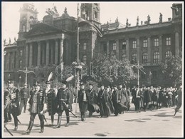 Cca 1930 Kőrmenet A Kossuth Téren. 24x19 Cm - Sonstige & Ohne Zuordnung