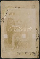 Cca 1900 Csendőrök és  Lefogott Ember Koccintanak. Humoros Fotó Kartonon 10x15 Cm - Sonstige & Ohne Zuordnung