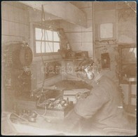 Cca 1914-1918 Szikratávíró Megfigyelő állomás, Hátoldalon Feliratozott, Körbevágott Fotólap, 8×8 Cm - Sonstige & Ohne Zuordnung