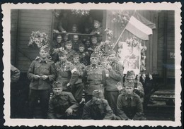 Cca 1940-1941 Horthy Miklós Képével, Virágokkal, Nemzeti Lobogóval Díszített, Vasúti Vagon Előtt Pózoló Katonák, (bevonu - Other & Unclassified