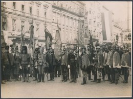 Cca 1936 Budapest, Valamilyen ünnepségre Felsorakozott Huszár Bandériumok Képviselői Különféle Egyenruhákban, Különféle  - Andere & Zonder Classificatie