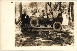 ** T2 1931 Budapest II. Hűvösvölgy, Csoportkép, Emlék Fotó Képeslap Kartonból Készült Automobillal, Photo - Unclassified