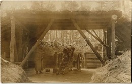 * T2 15 Cm-es ágyú állásban, Mellette Katona / WWI Austro-Hungarian K.u.K. Military, Soldier Next To A 15 Cm Caliber Can - Ohne Zuordnung