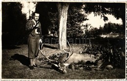 ** T1 Vadész Elejtett Szarvassal és Vadászkutyával / Hunter With Hunted Deer. Photo - Zonder Classificatie