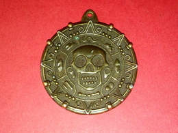 MÉDAILLE DISNEYLAND PARIS TÊTE DE MORT PIRATE - 2015