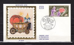 " CONTES DE PERRAULT : CENDRILLON " Sur Enveloppe 1er Jour Sur Soie De MONACO De 1978. N° YT 1152 Parfait état - Contes, Fables & Légendes