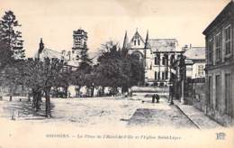 02 - SOISSONS : La Place De L'Hotel De Ville Et L'Eglise Saint Léger - CPA  - Aisne - Soissons